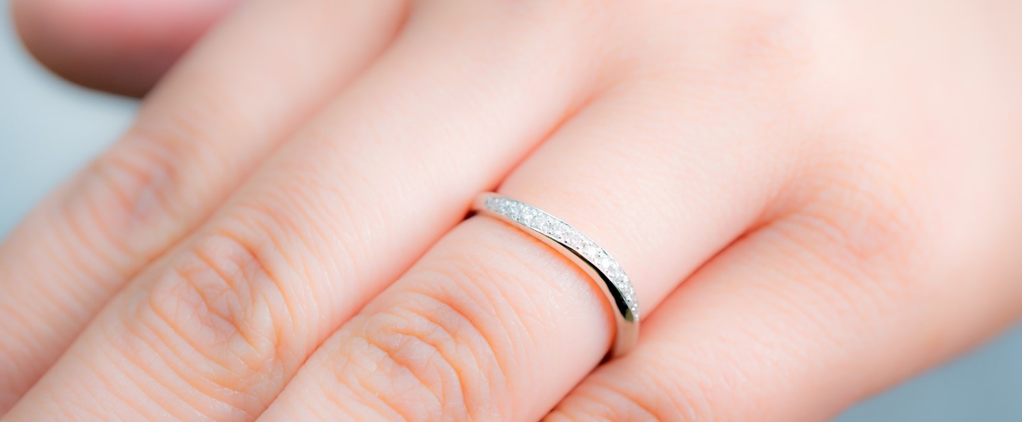 結婚指輪をつけた女性